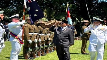 Presiden Prabowo Subianto memberi hormat ke tentara dan bendera Australia