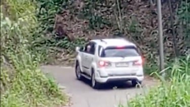 Video Toyota Fortuner tidak kuat nanjak viral di media sosial.