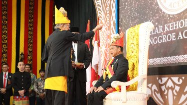 Mendagri Tito Terima Gelar Kehormatan "Petua Panglima Hukom" dari Lembaga Wali Nanggroe Aceh