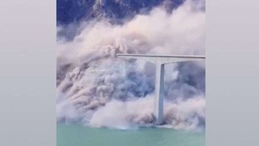 Detik-detik Jembatan Hongqi di China Ambruk Padahal Baru Diresmikan