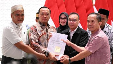 Presiden RI Prabowo memberikan rehabilitasi ke dua guru di Luwu Utara, Abdul Muis dan Rasnal.
