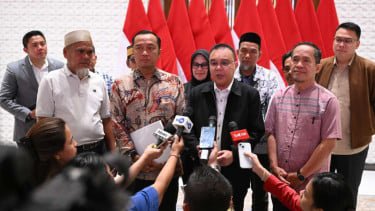 Presiden RI Prabowo memberikan rehabilitasi ke dua guru Luwu Utara