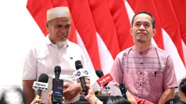 Dua guru asal Luwu Utara, Abdul Muis dan Rasnal yang mendapat rehabilitasi dari Presiden RI Prabowo Subianto