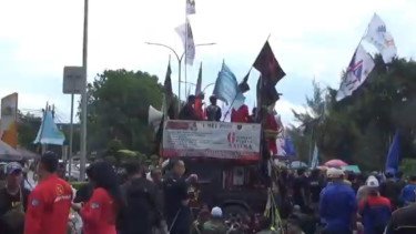 Aksi &ldquo;Karawang Poek&rdquo;: Ratusan Buruh Blokade Jalan Depan Kantor Bupati Karawang, Ini Tuntutannya!
