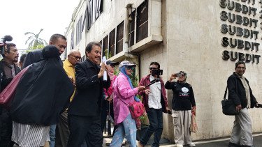 Roy Suryo Cs Diperiksa Sebagai Tersangka Kasus Jokowi, Bawa Bukti dan Disambut Emak-emak