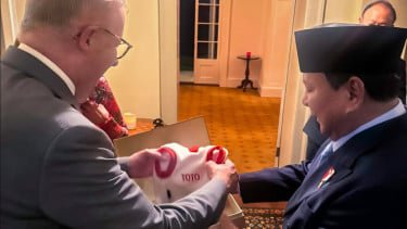 Presiden RI Prabowo Subianto memberikan hadiah untuk Toto, anjing kesayangan PM Australia, Anthony Albanese