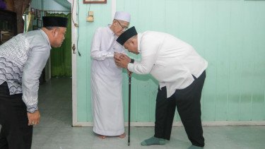 Ziarah ke Makam Guru Sekumpul, Cucun Minta Doa Biar PKB Tetap di Jalan Rakyat