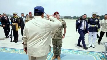 Kenakan Baret Merah, Raja Yordania Beri Hormat dan Peluk Prabowo Sebelum Pulang