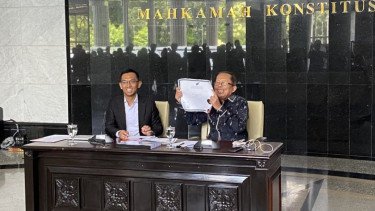 Hakim MK Arsul Sani Tunjukkan Ijazah Asli Doktoralnya
