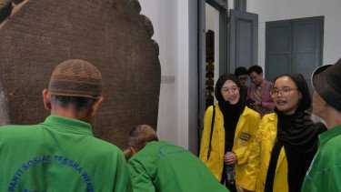 UI Gelar Tur Multisensori di Museum Nasional, Ajak Lansia Sentuh Prasasti Kuno