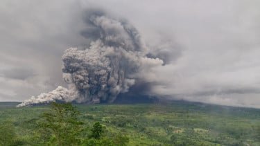 Semeru Embuskan Awan Setinggi 1.000 Meter, Gempa Erupsi Tercatat 157 Kali