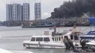 Api Mengamuk di Dermaga Muara Angke! Kapal 31 Meter Terbakar saat Pengelasan