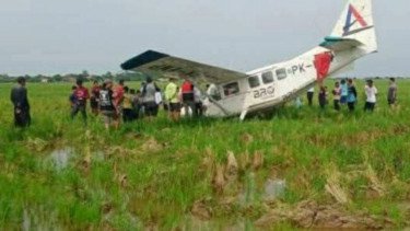 Pesawat Cessna Jatuh di Sawah Karawang, Lima Orang Selamat
