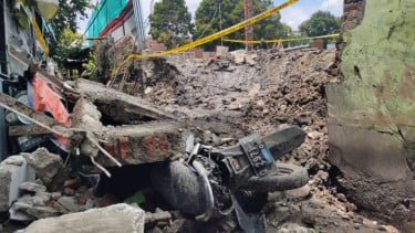 Tembok Sekolah di Palmerah Roboh Timpa 4 Motor dan Rumah Warga