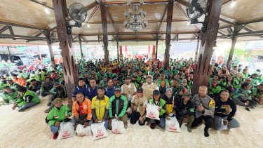 Ribuan Paket Sembako Diberikan untuk Warga dan Ojol di Sukoharjo
