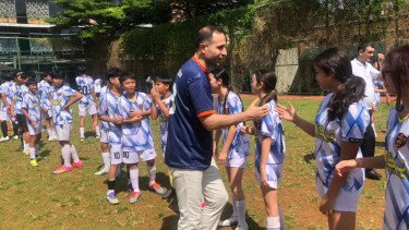 Timur Kapadze Bikin Heboh Jakarta: Salat di Istiqlal, Lanjut Latih Pelajar