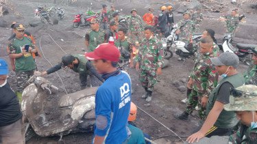 TNI Gerak Cepat Bantu Evakuasi Warga Pasca Erupsi Semeru