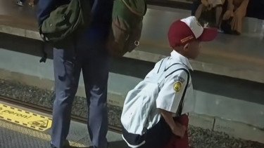 Sosok H Bocah SD Kelas 1 yang Pergi Sekolah Naik KRL Tangerang-Jaktim