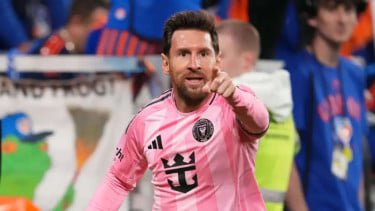 Terpopuler: Fans MU Terbelah Usai Amorim Dipecat, Rumor Messi Pindah ke Liga Inggris