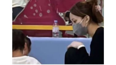 Penampilan Jule Tanpa Hijab saat Temani Anak Bermain Bikin Publik Heboh