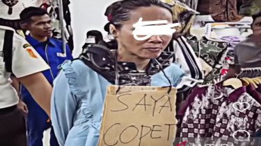 Wanita Diduga Copet Diarak Pakai Kalung &lsquo;Saya Copet&rsquo; di Pasar Tanah Abang, 3 Petugas Keamanan Diperiksa