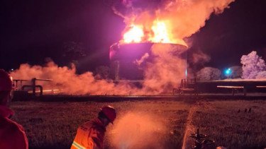 Tangki kondensat Perta Arun Gas kebakaran.
