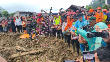Operasi SAR Longsor Banjarnegara Dihentikan, Keluarga Korban Tabur Bunga di Lokasi Bencana