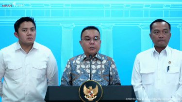 Wakil Ketua DPR RI Sufmi Dasco Ahmad (tengah) dan Mensesneg Prasetyo Hadi (kanan) dan Seskab Teddy Indra Wijaya (kiri) di Kompleks Istana Kepresidenan, Jakarta Pusat