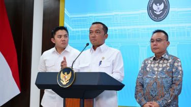 Menteri Sekretaris Negara (Mensesneg) Prasetyo Hadi (tengah)