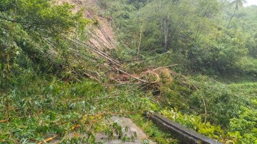 Tanah Longsor di Sumbar, Jalan Provinsi Penghubung Agam-Bukittinggi Tak Bisa Dilalui Kendaraan