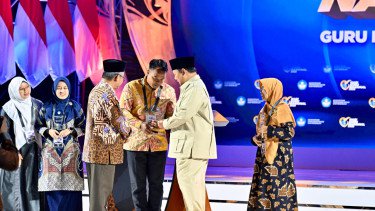 Presiden Prabowo Beri Penghargaan ke Tiga Guru, Ini Daftarnya