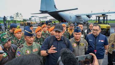 Akses Putus, Bobby Nasution Terbang dengan Hercules Bawa Logistik ke Tapteng&ndash;Sibolga