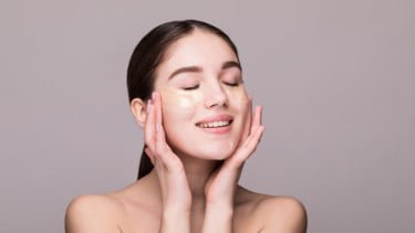 Mau Coba Skincare dengan Bahan Aktif? Ini Tips Amannya dari Dermatolog