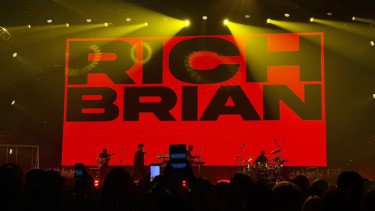 Pecah Banget! Rich Brian Mulai Konser Tur Dunia 'Where Is My Head?' di Jakarta