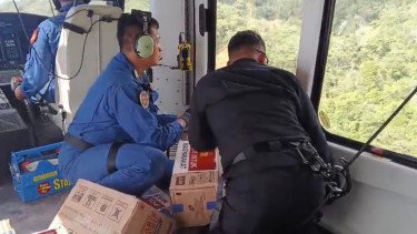 Polri menyalurkan bantuan ke korban banjir melalui metode airdrop