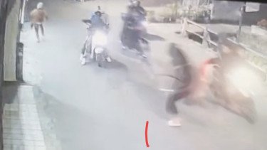 Viral Aksi Brutal Geng Motor Serang Pedagang Martabak di Bandung