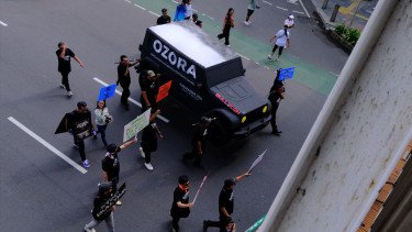 Jelang Perilisan Film 'Ozora: Penganiayaan Brutal Penguasa Jaksel', Anggy Umbara Gotong Rubicon di Sudirman