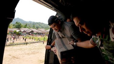 Bagikan Bantuan ke Korban Banjir dari Atas Helikopter, Bobby Nasution Dikritik Pedas Netizen