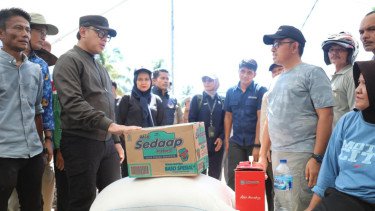Kunjungi Lokasi Bencana di Padang Pariaman, Wamendagri Bima Arya Bawa Bantuan Logistik dan Kerahkan Dukcapil