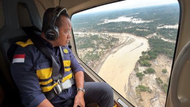 Jalur Darat Putus, Bahlil Sebut Penyaluran BBM ke Aceh Pakai Drum via Pesawat