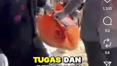 Viral! Brimob Evakuasi Korban Meninggal Longsor di Sibolga, Ternyata Ibunya Sendiri