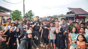 Tak Hanya Bicara, Verrell Bramasta Turun Langsung Bantu Korban Bencana Padang