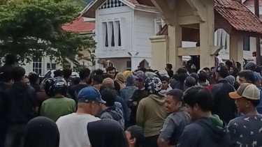 Warga Aceh Tengah Korban Banjir dan Longsor Teriak di Kantor Bupati: Sebutir Beras Belum Kami Terima