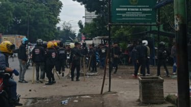 Detik-detik Sukahaji Bandung Ricuh! Flare, Batu, hingga Molotov Warnai Bentrok Warga&ndash;Ormas