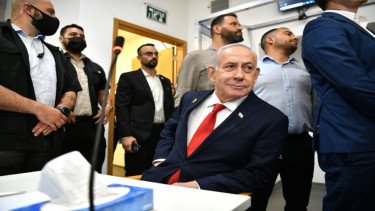Penampakan Perdana Netanyahu di Sidang Korupsi Usai Minta Ampun ke Presiden
