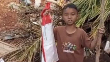 Viral Pesan Menggetarkan Bocah Korban Banjir: Segalanya Boleh Hancur Tapi Merah Putih Harus Tetap Berkibar