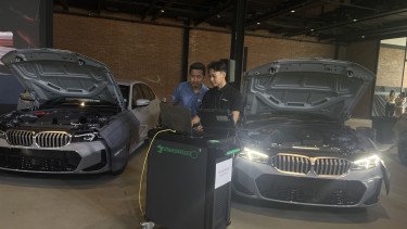 Adu Mekanik BMW, Bongkar Masalah Mobil dalam Hitungan Menit