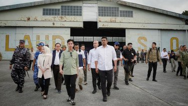 Bobby Nasution Dampingi Gibran Tinjau Stok Logistik Korban Banjir Sumut