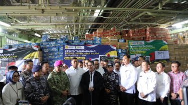 Mentan Amran Kirim Logistik Bantuan Bencana Satu Kapal Penuh ke Sumatera