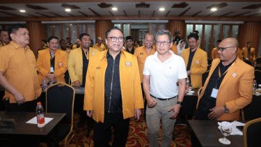 Ketua Umum Partai Hanura, Oesman Sapta Odang (Oso) (kiri)